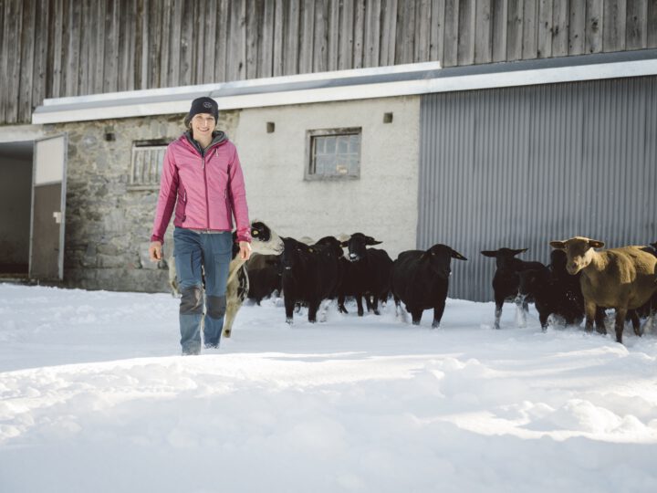 Biobäuerin mit Schafen im Winter