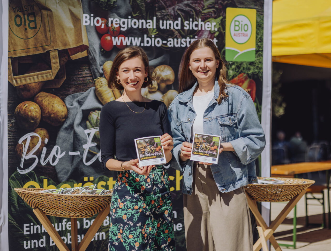 BIO AUSTRIA OÖ Obfrau Magdalena Barth (re.) und Stefanie Moser, BIO AUSTRIA OÖ präsentieren den neuen Bio-Einkaufsführer.