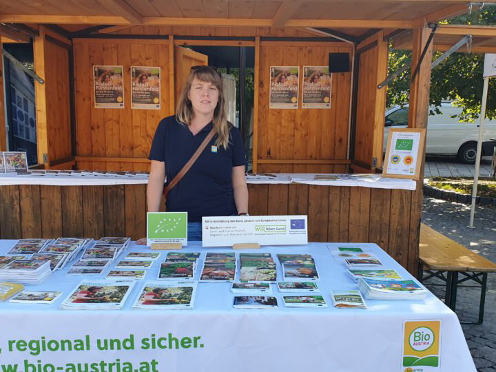 Infotisch mit Mitarbeiterin