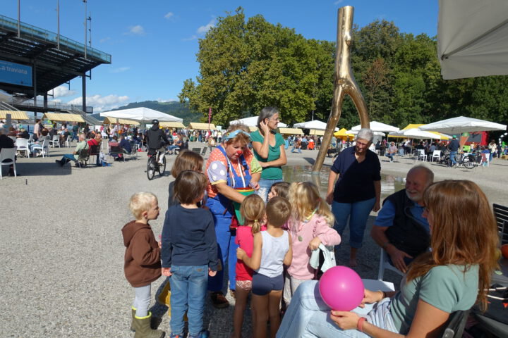 Clownfrau mit Kindern