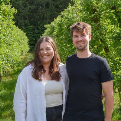 Bauer und Bäuerin in Obstgarten