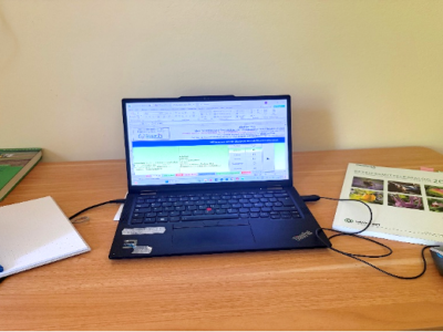 Laptop mit Pflanzenschutzprogramm auf Schreibtisch
