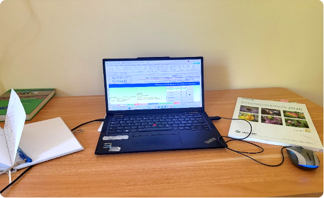 Laptop mit Pflanzenschutzprogramm auf Schreibtisch