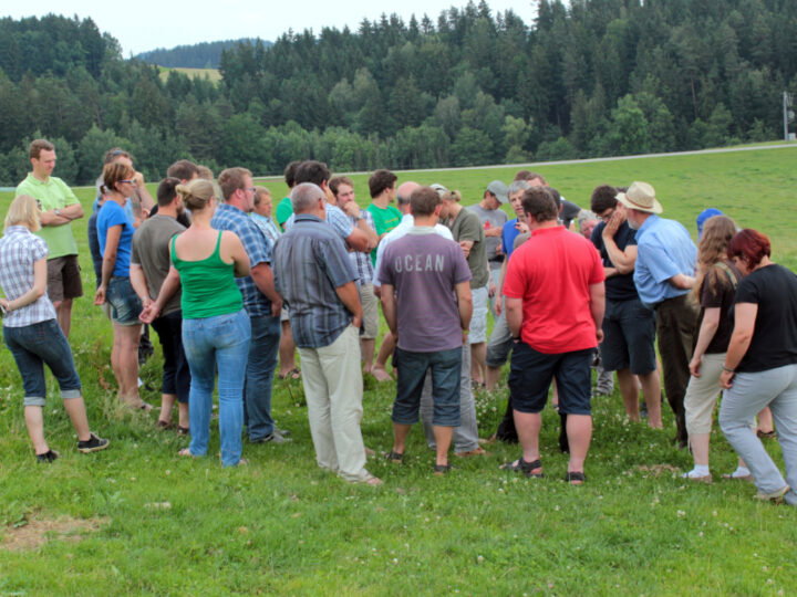 Menschen bei Bio-Exkursion auf Wiese