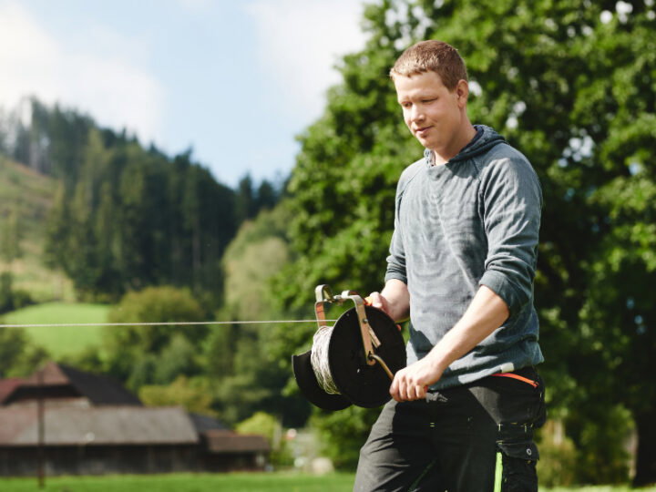 Bauer auf Weide