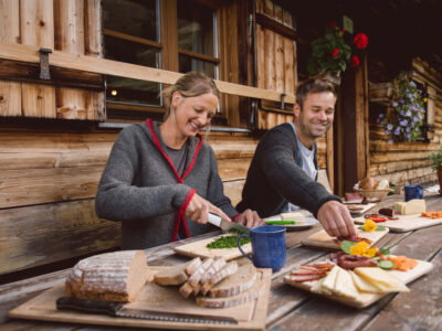 zwei personen beim Frühstück auf der Alm