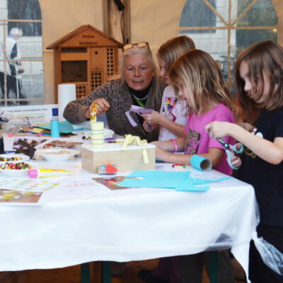 Kinder beim Basteln