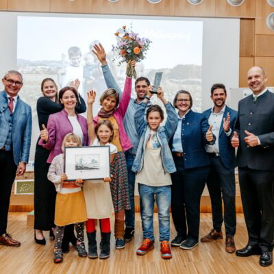 © BIO AUSTRIA/Julia Mühlberger / Bio Award-Gewinner 2026 Mathiasnhof (v. l. n. r.): Franz Waldenberger, Präsident der Land-wirtschaftskammer OÖ; Magdalena Barth, Obfrau von BIO AUSTRIA OÖ; Regina Aspalter, Landtagsabgeordnete, in Vertretung des Agrarressorts des Landes OÖ; Magdalena und Thomas Steinbauer mit Kindern, Mathiasnhof; Barbara Riegler, Bundesobfrau von BIO AUSTRIA; Lukas Großbichler, Geschäftsführer von BIO AUSTRIA OÖ; Rudi Hemetsberger, Landtagsabgeordne-ter, in Vertretung des Umweltressorts des Landes OÖ