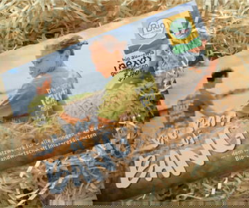 Bild von Postkarte auf Stroh.