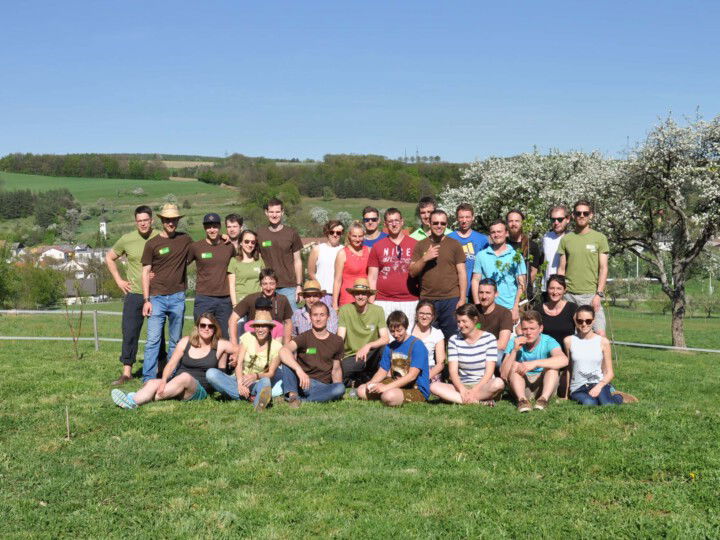 Gruppenbild der jungen BIO AUSTRIA Generation im Zuge der Bundesexkursion auf der Wiese