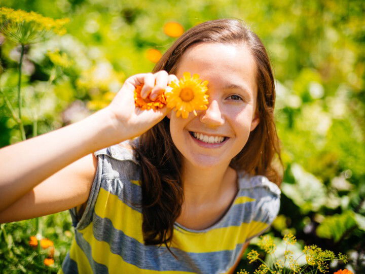 Andrea Nenning mit Blume