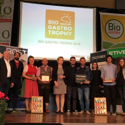 Gruppenbilder aller Gewinner der BIO GASTRO TROPHY 2018 auf einer Bühne. Die Verleihung fand statt bei der Messe Bio Österreich in Wieselburg (NÖ).