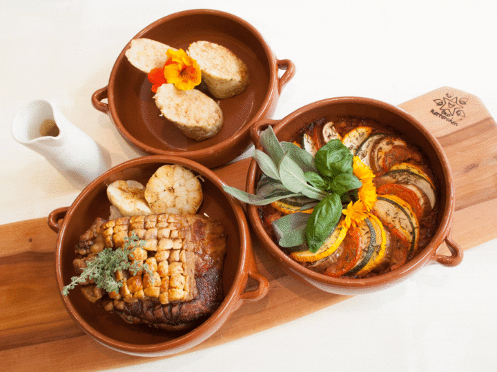 schön angerichteter Schweinsbraten mit Beilagen