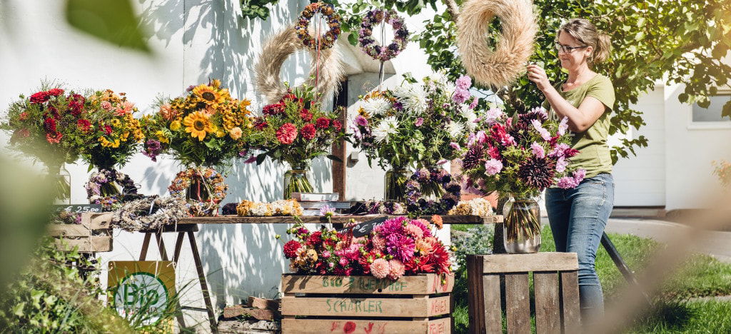 Frau beim Blumensträuße machen