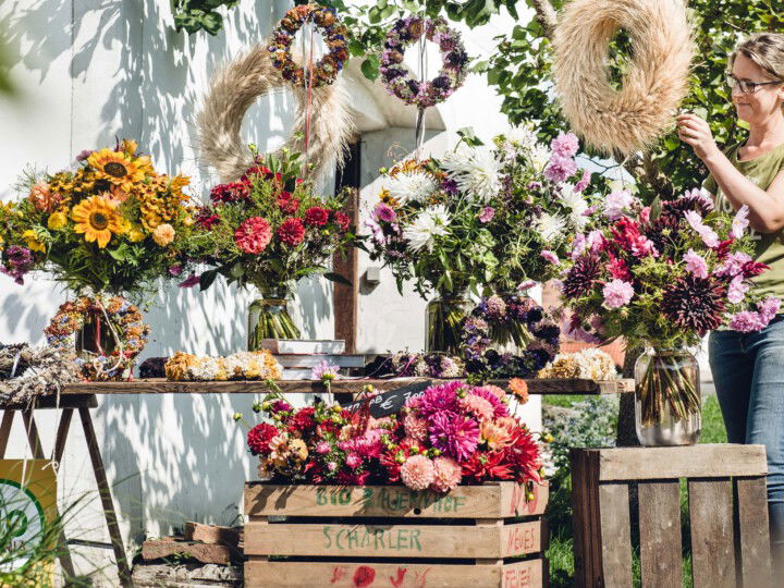 Frau beim Blumensträuße machen