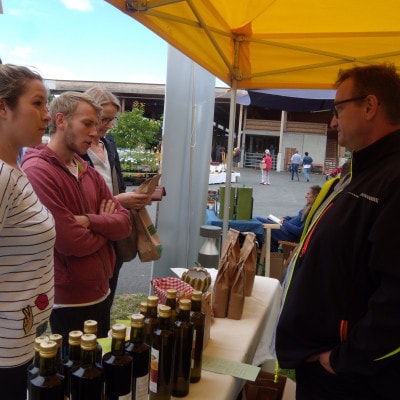 Besucher und Verkäufer beim Biofest