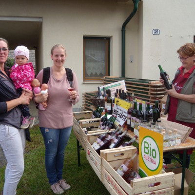 Besucher des Biofestes bei der Weinverkostung