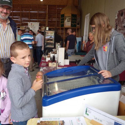 Kinder beim Eisverkaufsstand