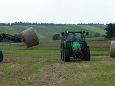 Bauern beim Heuballen heimbringen