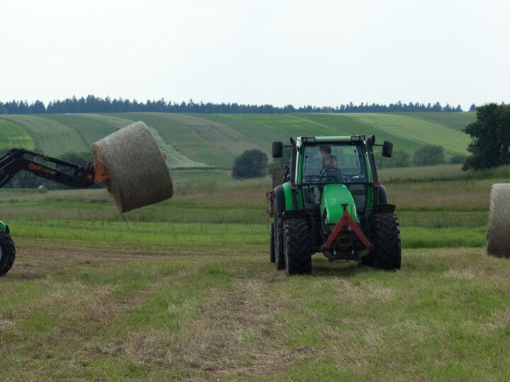Bauern beim Heuballen heimbringen
