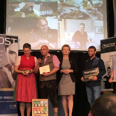 BIO GASTRO TROPHY 2018 Gewinner Biohof und Hotel Kleebauer bei der Verleihung auf der Bühne