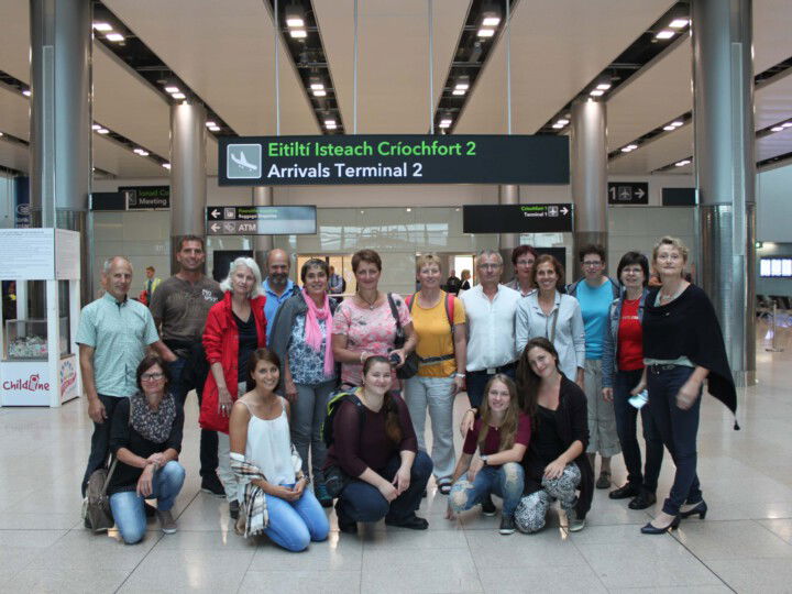 Gruppenfoto der Bäuerinnen vor dem Abflug