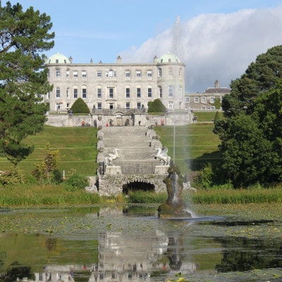 Schloss mit einem Teich