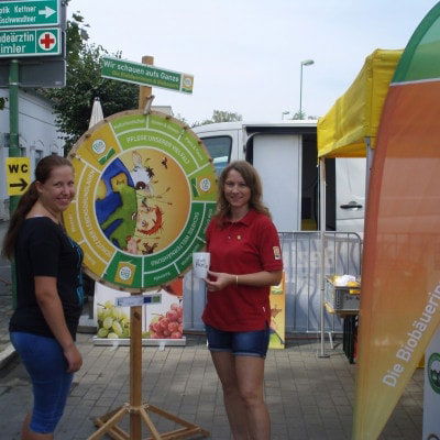 zwei Frauen beim BIO AUSTRIA-Glücksrad