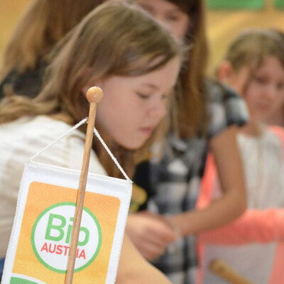 BIO AUSTRIA Logo im Vordergrund und dahinter Kinder