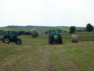 Bauern beim heimbringen der Strohballen